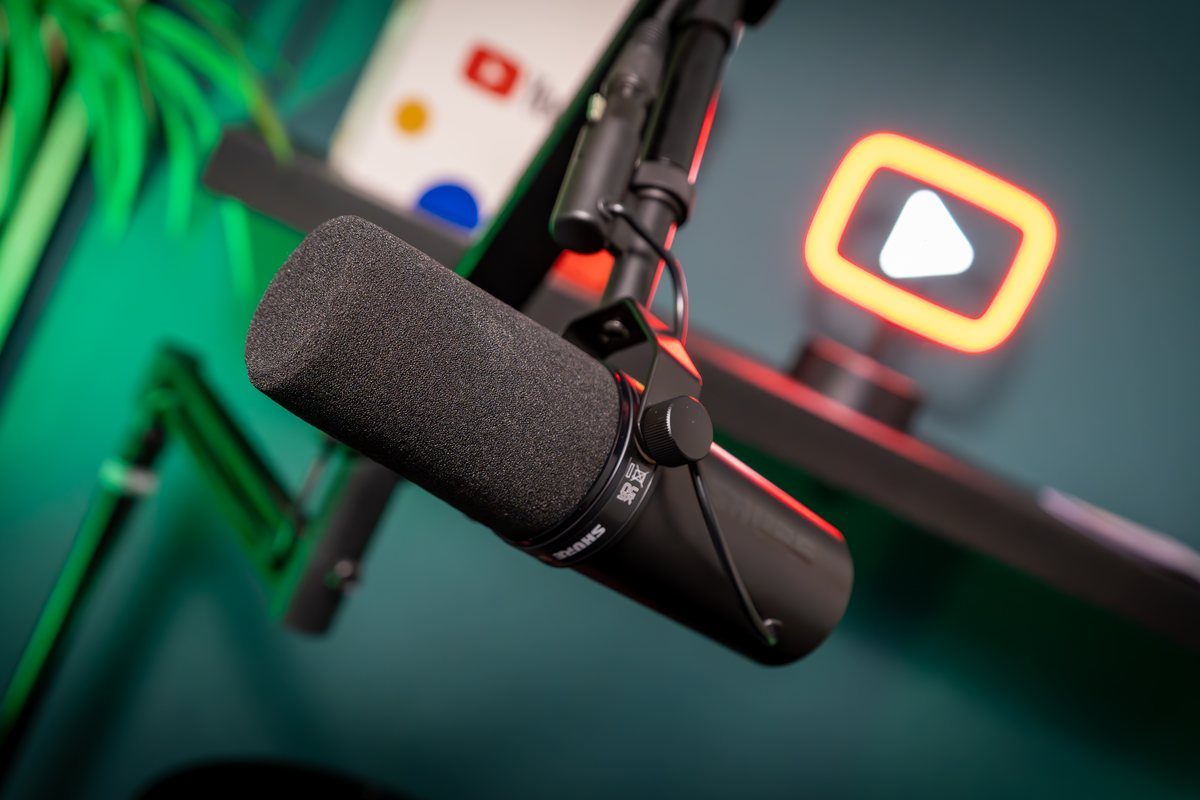 Nahaufnahme eines Shure-Mikrofons im Podcast Studio Bremen