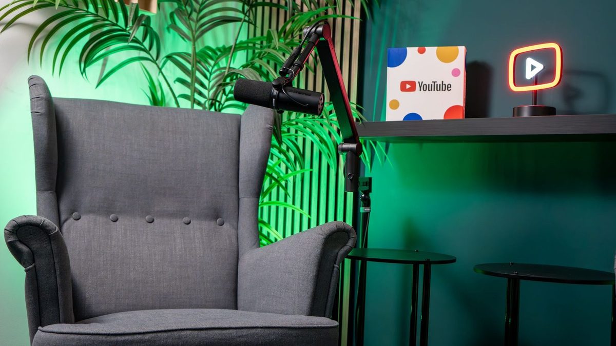 Aufnahmeplatz mit Sessel und Mikrofon im Podcast Studio Bremen
