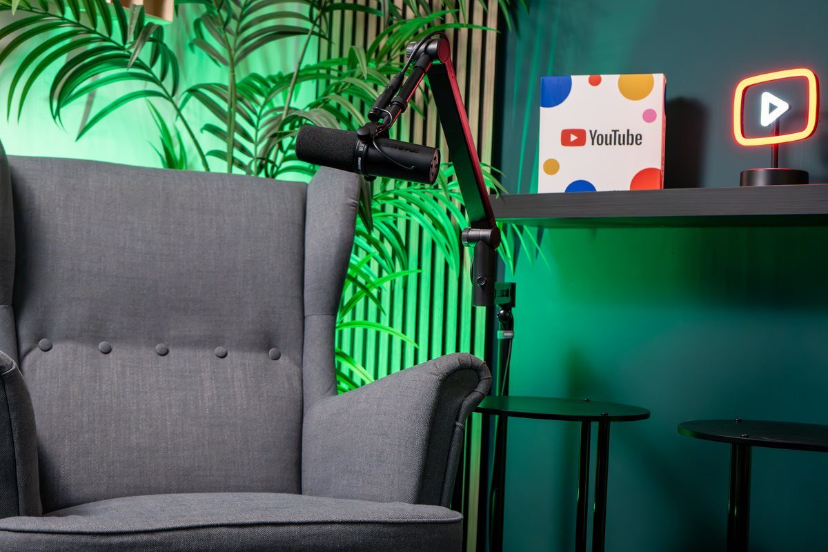Zwei Sprecherplätze mit Tisch und Deko im Podcast Studio Bremen, Blick aus der Totalen