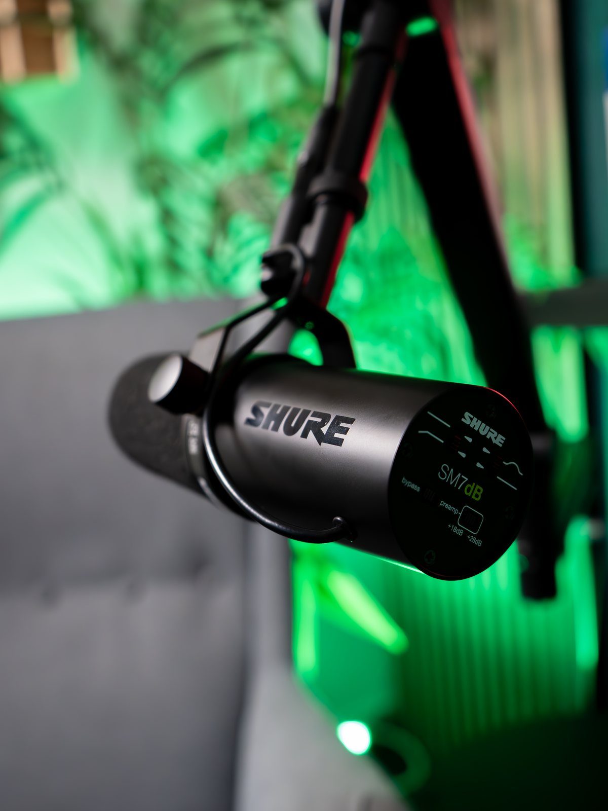 Shure SM7dB am Schwenkarm vor grünem Licht im Podcast Studio Bremen