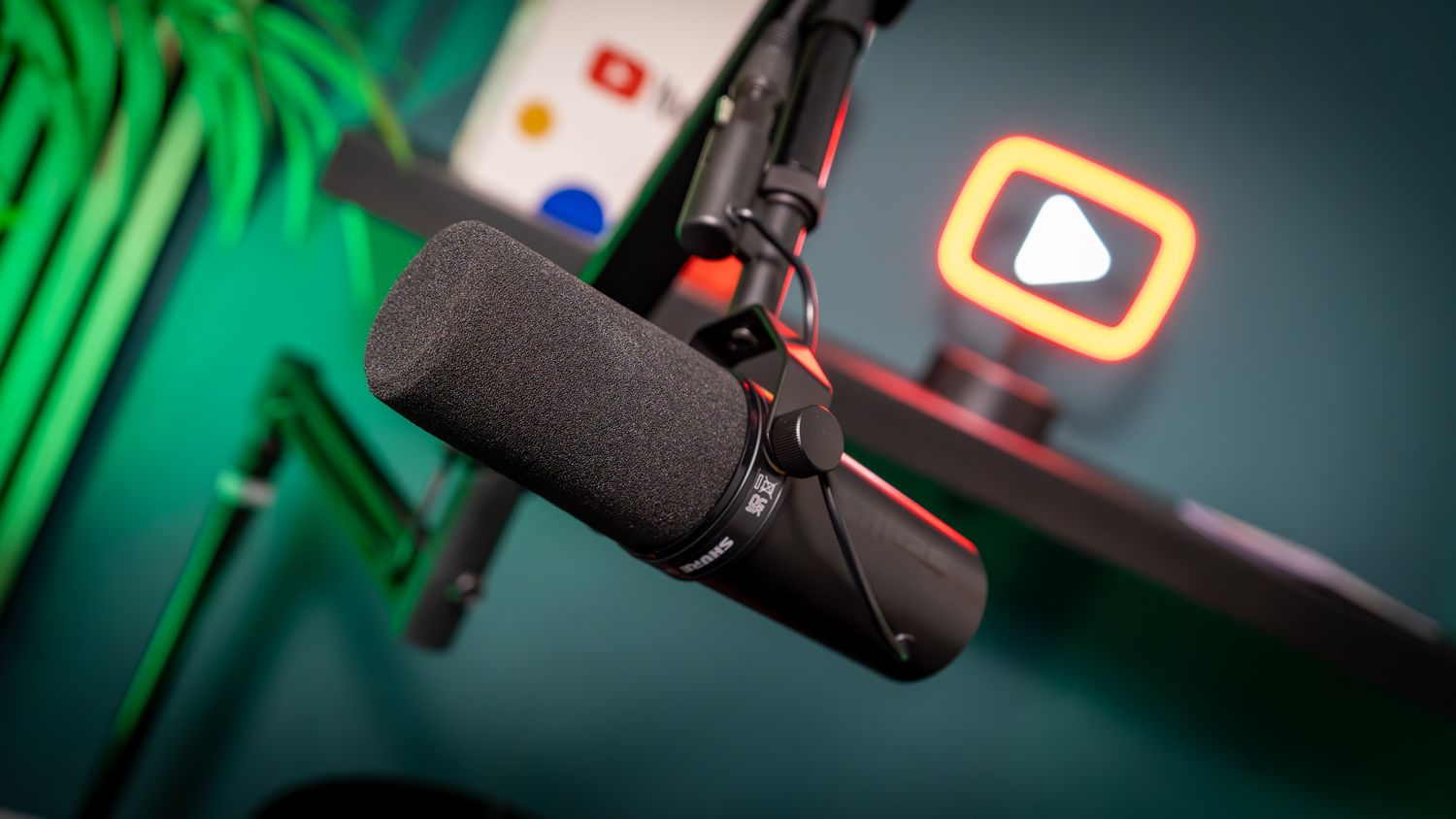 SHURE SM7B Mikrofon am Mikrofonarm im Podcast Studio Bremen mit smaragdgrüner Beleuchtung