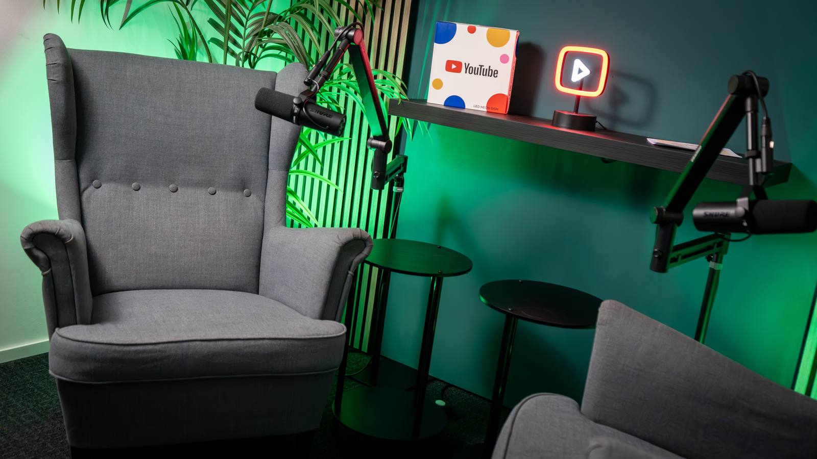 Smaragdgrüne Studioatmosphäre im Podcast Studio Bremen mit Kamera